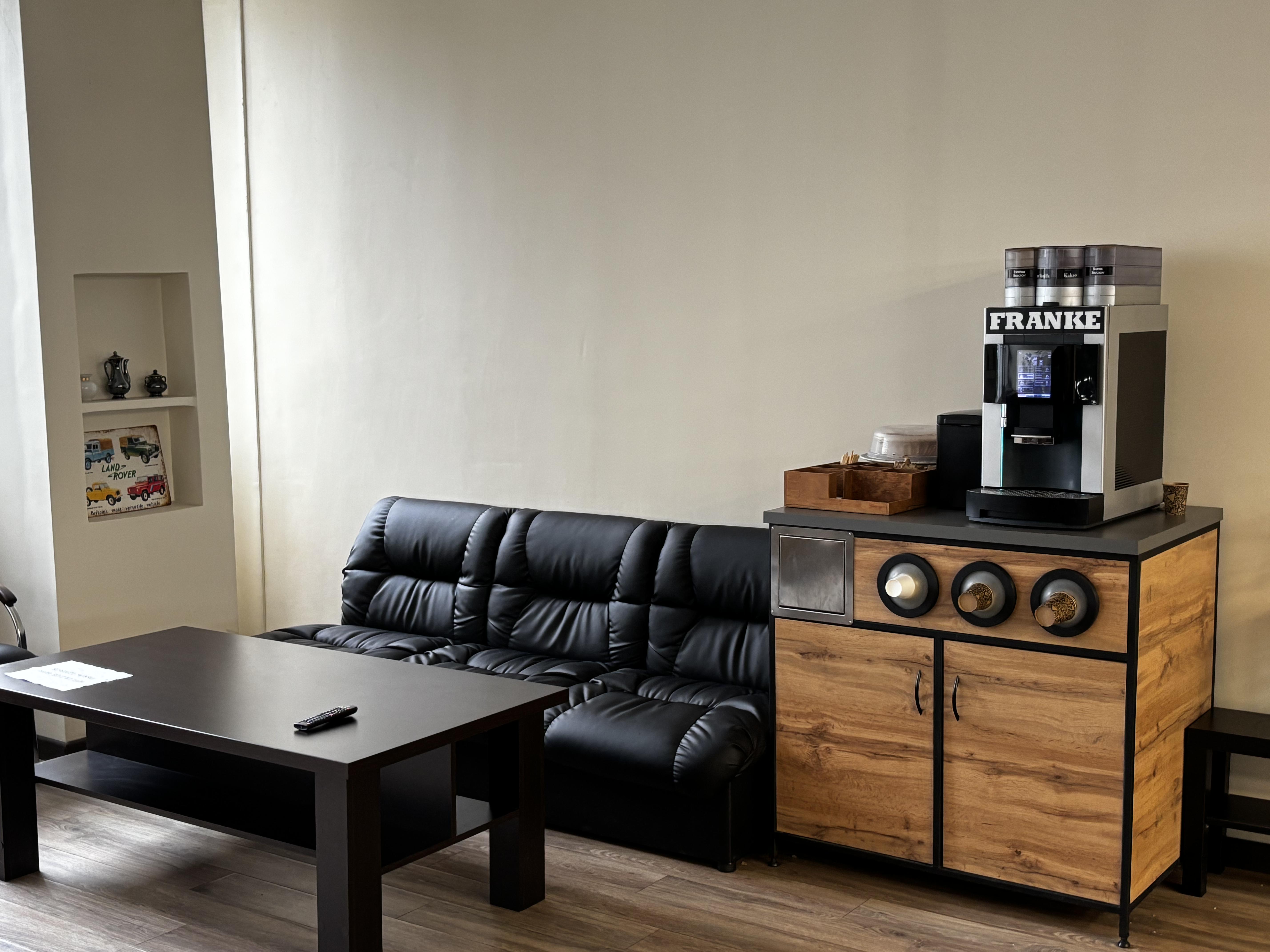 Зал очікування Land Rover